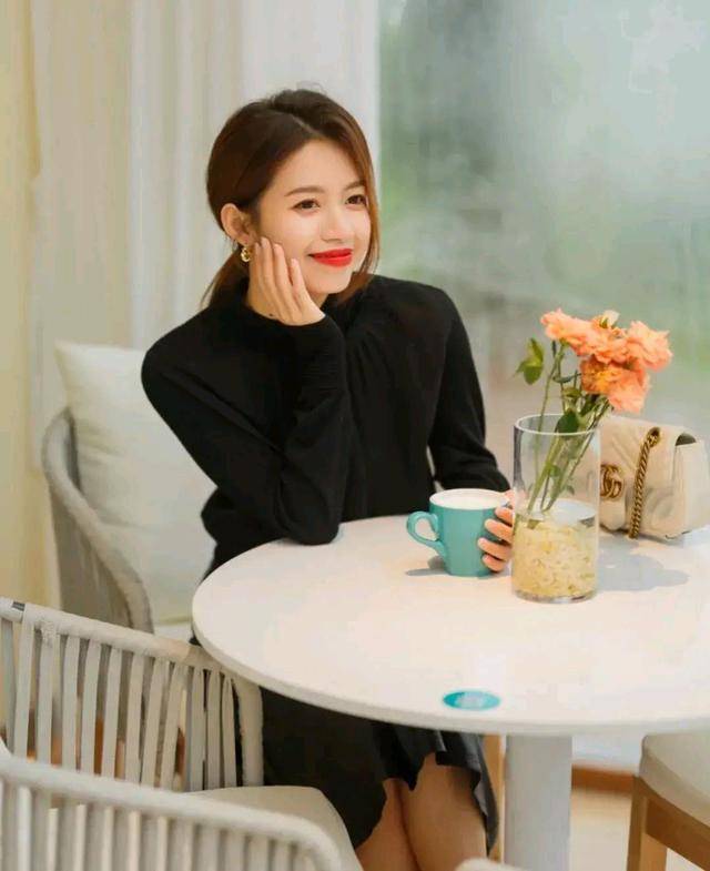 季节|全黑色一套搭配纯白色包包和鞋子，季节更替浪漫却如影随形