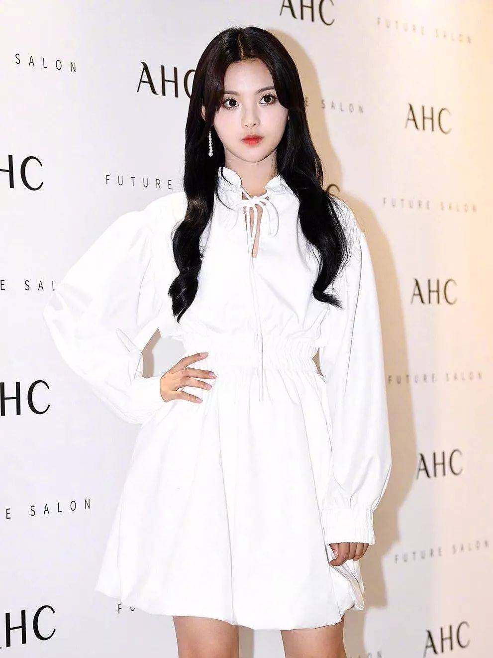 发型|杨超越美出国门！一袭仙女白裙获赞“第一美女”，精致得像洋娃娃