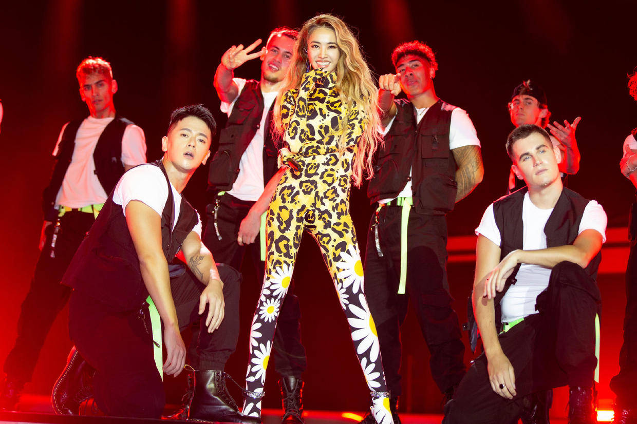 蔡依林|蔡依林40岁了，穿衣依然很胆大，身穿拼接连衣裙，秒变潮流女王