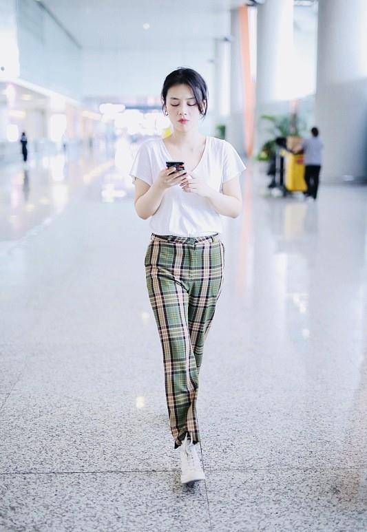 马思纯|马思纯的气质太美了，穿衣打扮很自然，日常服装也精致