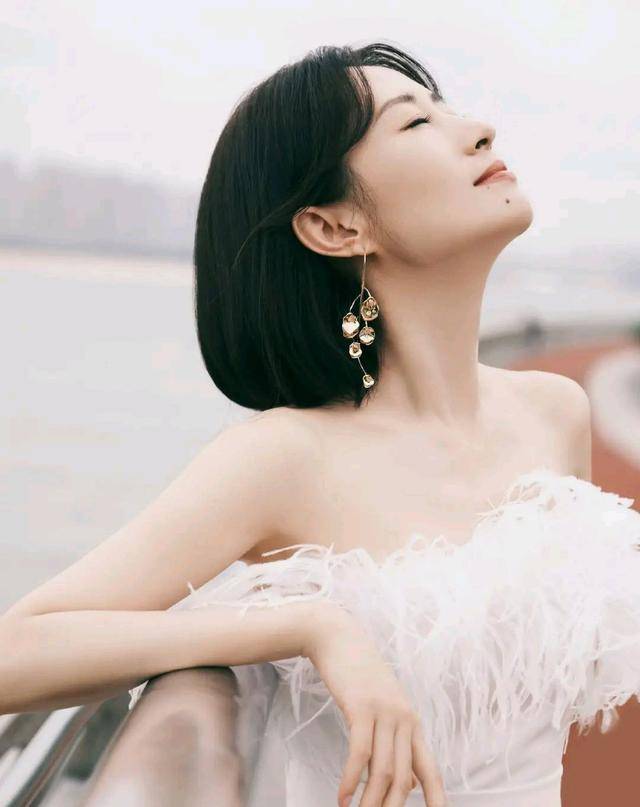 月光|刘敏涛一袭白裙清雅干净，肤白貌美宛如白月光