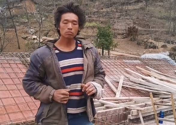 他叫小五哥,网名古月文武小五哥,光看名字像是一位能文能武的翩翩浪子