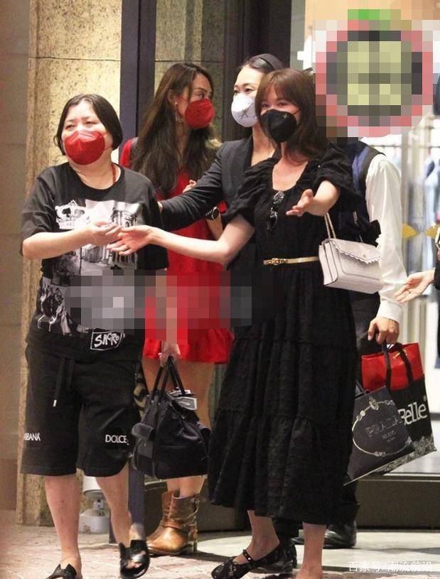 友人|林志玲与友人外出被拍，穿娃娃裙尽显少女范，生图状态哪像45岁？