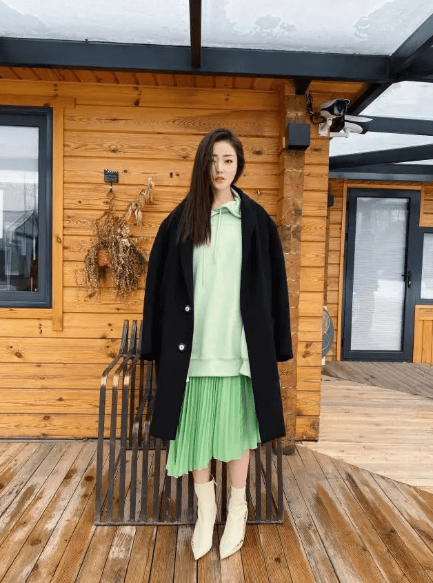 张天|有种“保守”叫张天爱嫌裙子太短，多加一层黑布，谁知巨显腿长