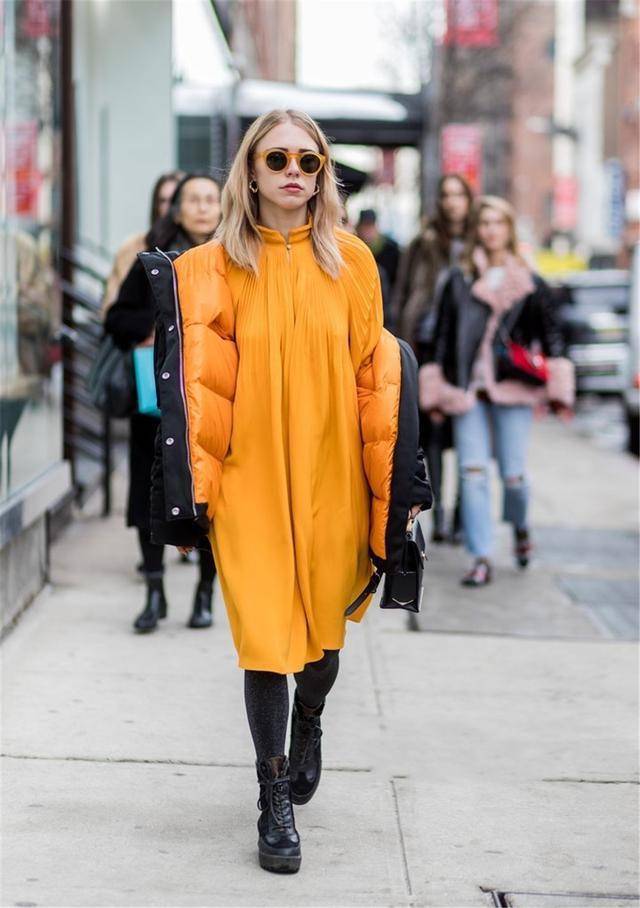 视觉|女人穿风衣羽绒服，记得搭配这几双鞋子，诠释满满的女人味