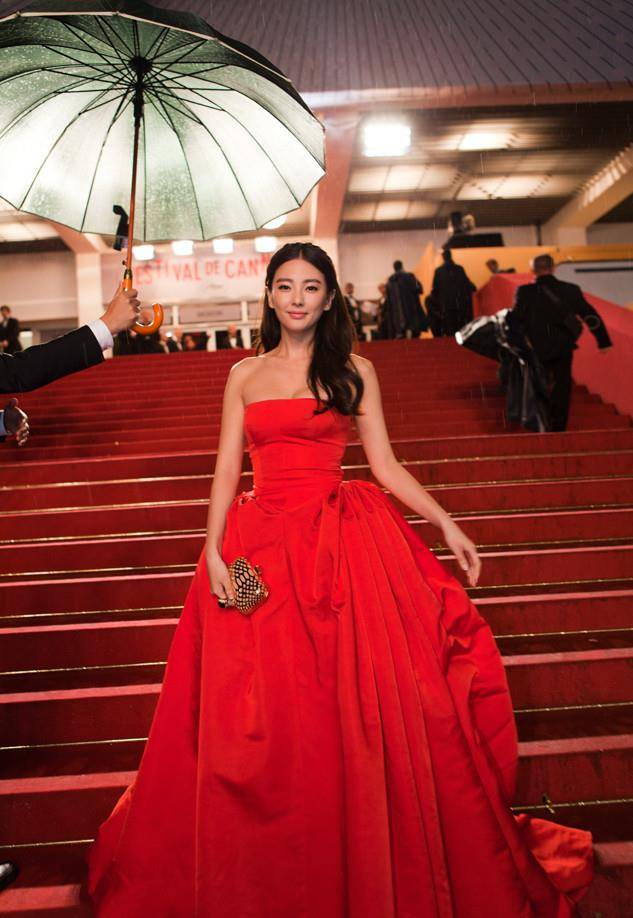 贵妇|大S胖出了“贵妇范”,一袭红裙走红毯真惊艳,皮肤白皙太加分