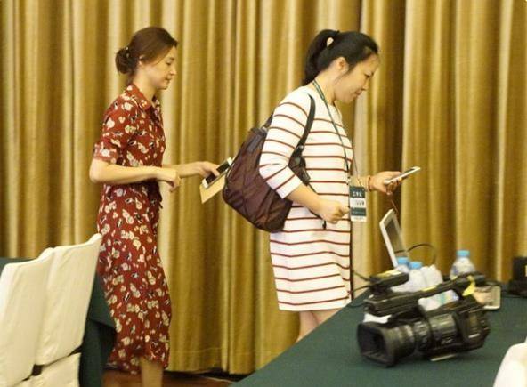 保养|47岁董卿印花连衣裙亮相，因严格保养皮肤身材，如今仍然有少女感