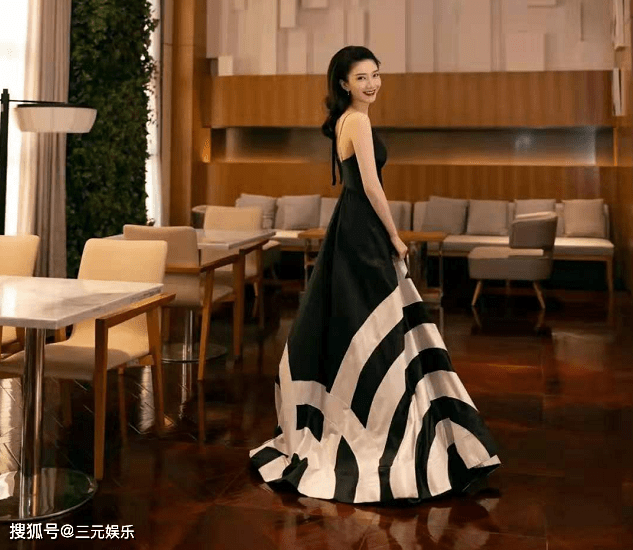 江疏影|江疏影在餐厅凹造型,穿吊带裙坐在餐桌上摆拍,优雅大气不失性感