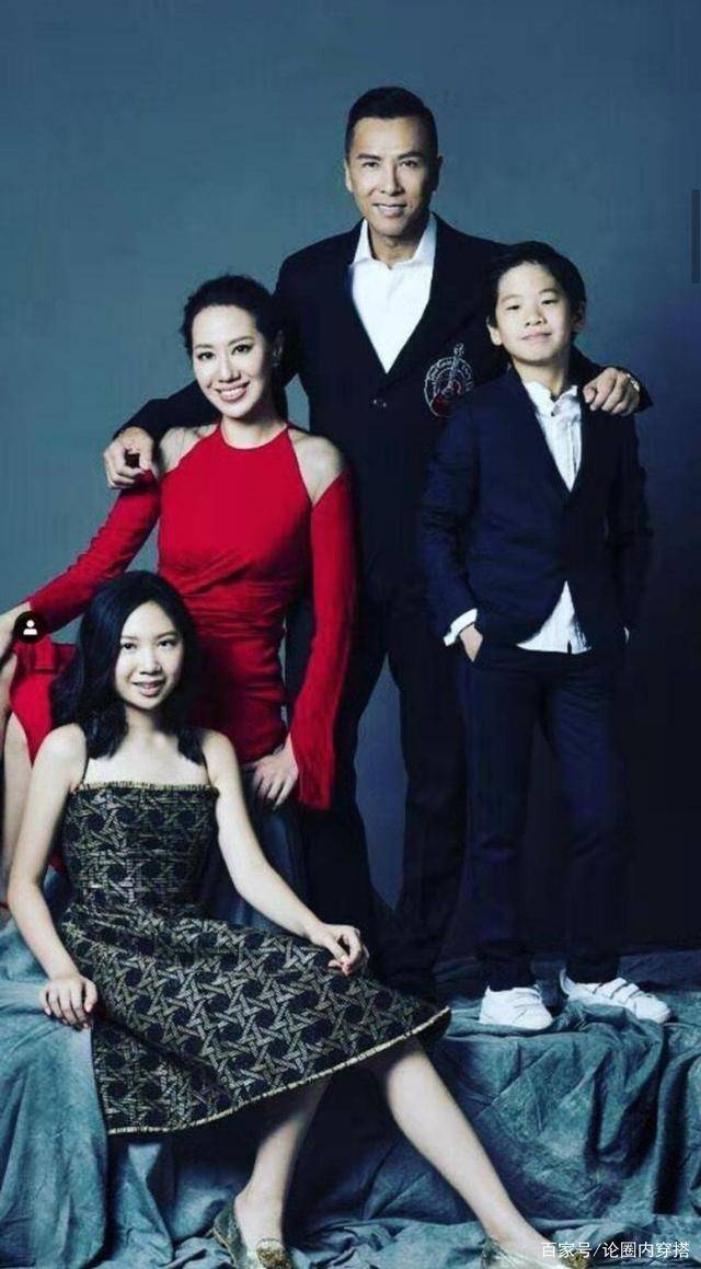硬汉|甄子丹与家人合照，穿黑白西服硬汉形象十足，汪诗诗穿红裙很美