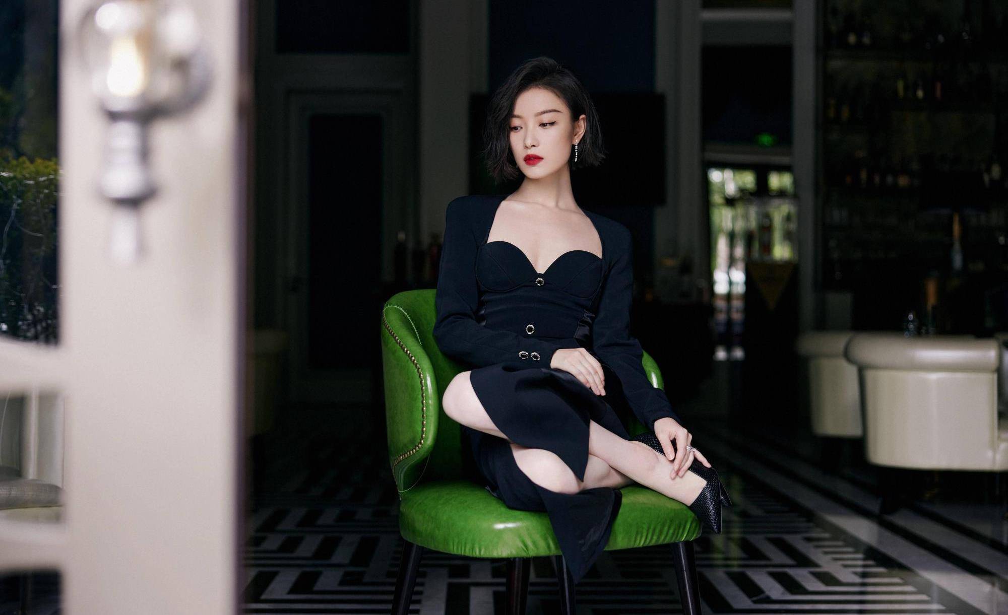 碰撞|倪妮今日份安逸风穿搭，橙黄色和黑色碰撞出经典色彩，静谧又舒适