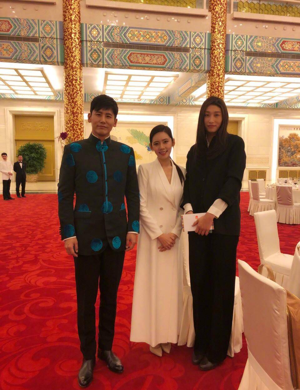 夏瓷|夏瓷炫穿“大妈裙”撞脸郭碧婷,41岁身材丰腴:“太羡慕于晓光”