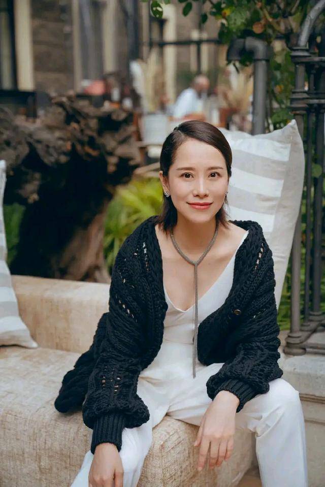 黑色|海清一身黑白配，经典时尚永不过时，上班族女人穿，谁穿谁好看