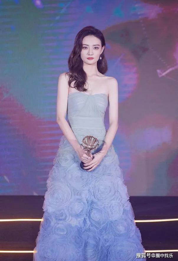 状态|徐璐身材真迷人！抹胸长裙显露出时尚，大家觉得好看吗？
