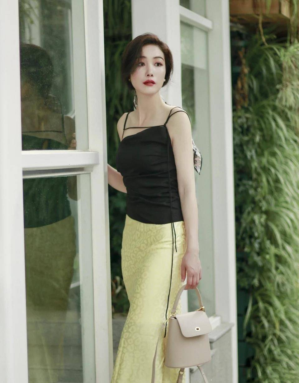 丝绸|这个夏季你缺一件“液体吊带”，配裙子很好看，适合不会搭配的你