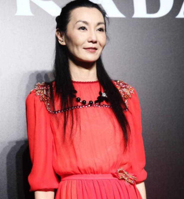 设计|张曼玉优雅老去真坦荡，穿红裙容光焕发仍高贵冷艳，奈何脸部下垂