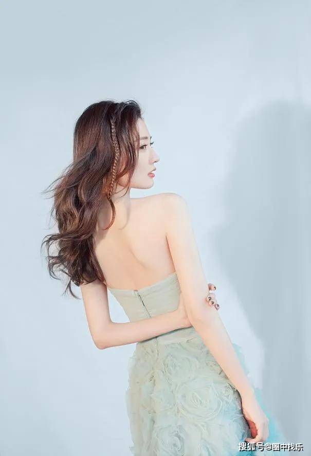 状态|徐璐身材真迷人！抹胸长裙显露出时尚，大家觉得好看吗？