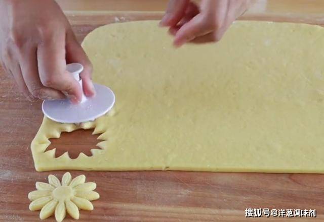 面团|两颗鸡蛋一碗面，给儿子做了无水无油小零食，暄软香甜，超级好吃
