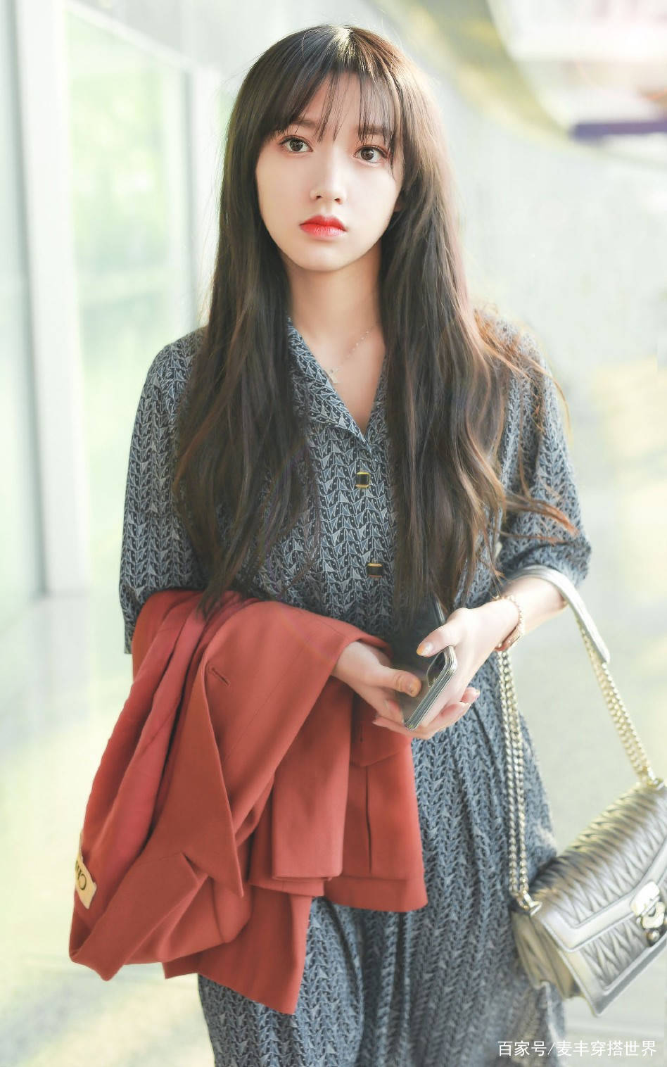 黑色|程潇颜值是真高，穿奶奶最爱的衬衫裙配帆布鞋，依旧美成洋娃娃