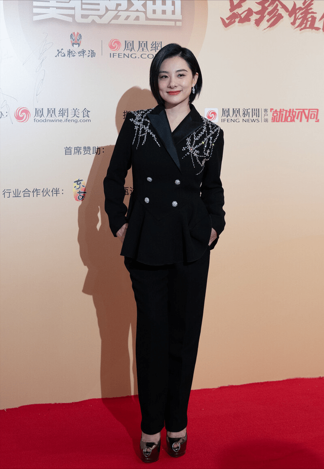 一身|刘璇女儿庆周岁，女儿正脸首曝光一家四口一张脸，她瘦脱相不敢认