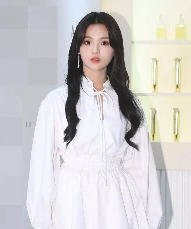发型|杨超越美出国门！一袭仙女白裙获赞“第一美女”，精致得像洋娃娃