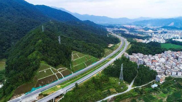 近200亿的投资，只为建设一条113.272千米长的高速公路，就在广西