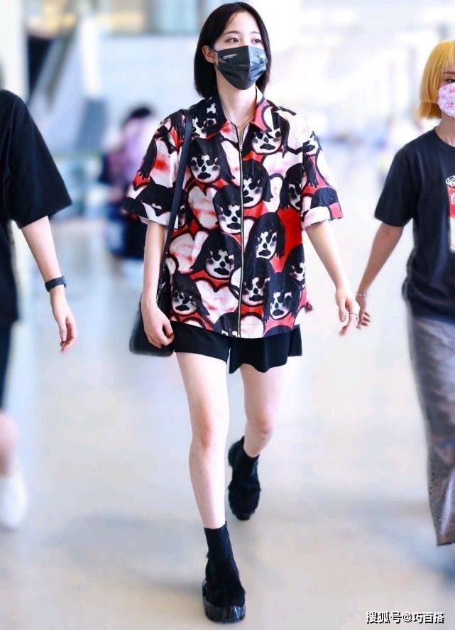 整体|欧阳娜娜剪短发后穿衣风格也变了!由仙美变成了纯欲,清雅又治愈