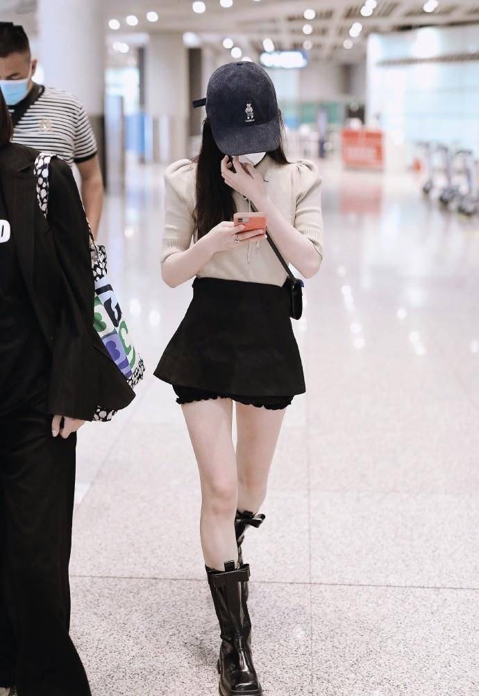 短裙|服了赵露思，为抢镜穿三分长短裙走机场，还好搭配甜美不俗气