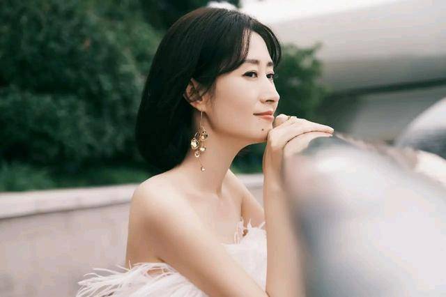 月光|刘敏涛一袭白裙清雅干净，肤白貌美宛如白月光