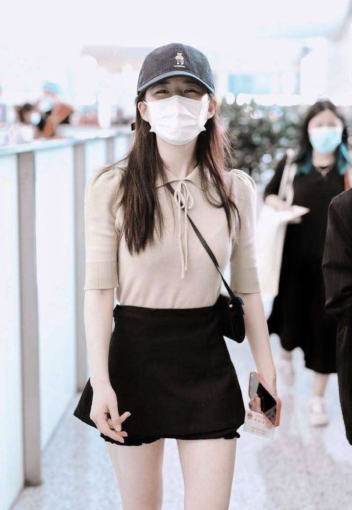短裙|服了赵露思，为抢镜穿三分长短裙走机场，还好搭配甜美不俗气