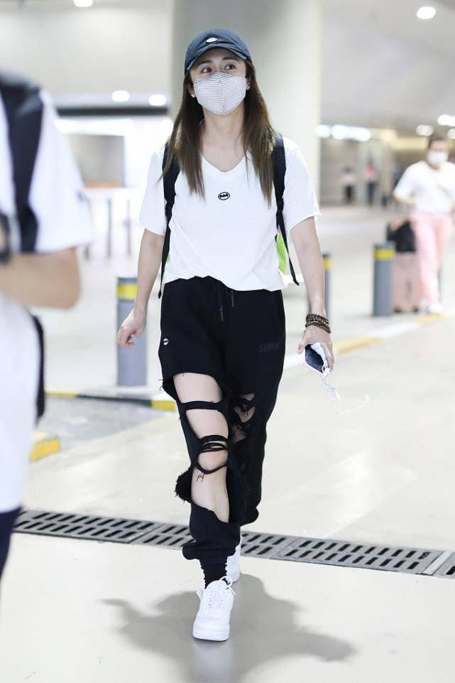 邵兵|邵兵妻子挺文艺，黑白穿搭看着都很艺术，淡妆也能看出肌肤有多好