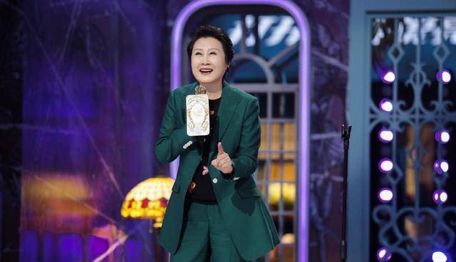 黑色|女明星齐聚节目真热闹,时尚造型琳琅满目,应采儿绿色西装很飒爽