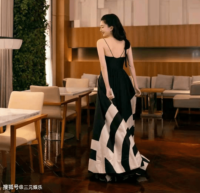 江疏影|江疏影在餐厅凹造型,穿吊带裙坐在餐桌上摆拍,优雅大气不失性感