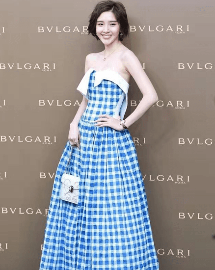 妈样|唐艺昕哪有个当妈样，穿格子裙少女感十足，巴掌腰曲线太撩人