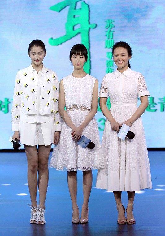 浅色|关晓彤看着好乖巧，和马思纯站在一起，气质看着也挺稳重的