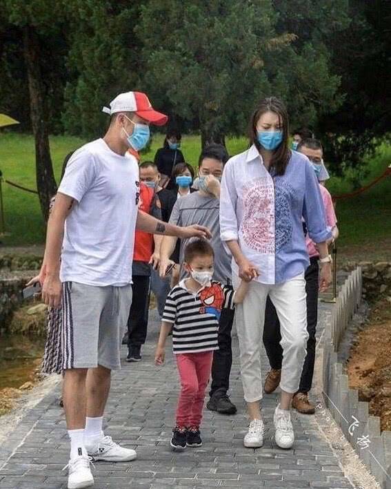 下半身|林丹夫妇带娃出游，三口人真亲密，谢杏芳穿平底鞋比林丹高出半头
