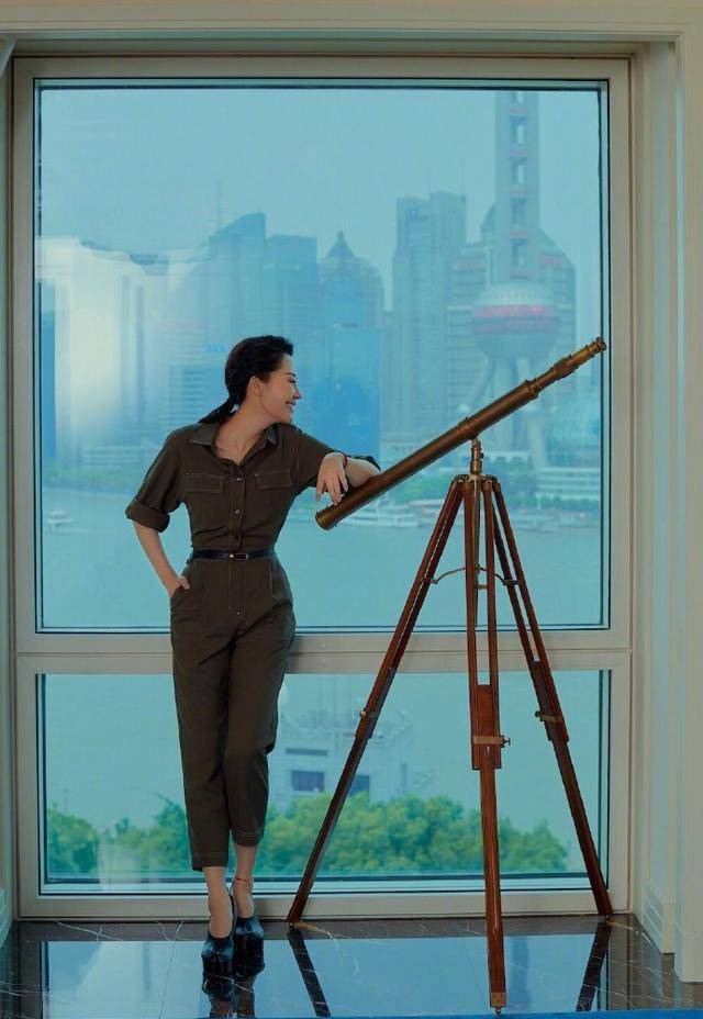 女生|《乘风破浪》郑希怡街拍，穿连体裤单手插兜够飒，就是发型太显老