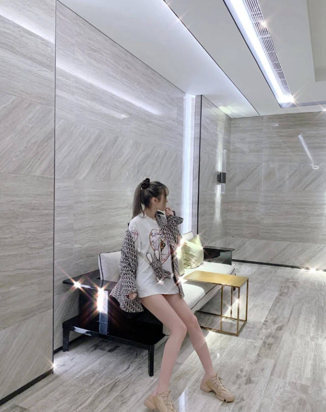 高跟鞋|终于等到腐团儿穿高跟鞋,看清她秀出来的腿:上帝果然不公平