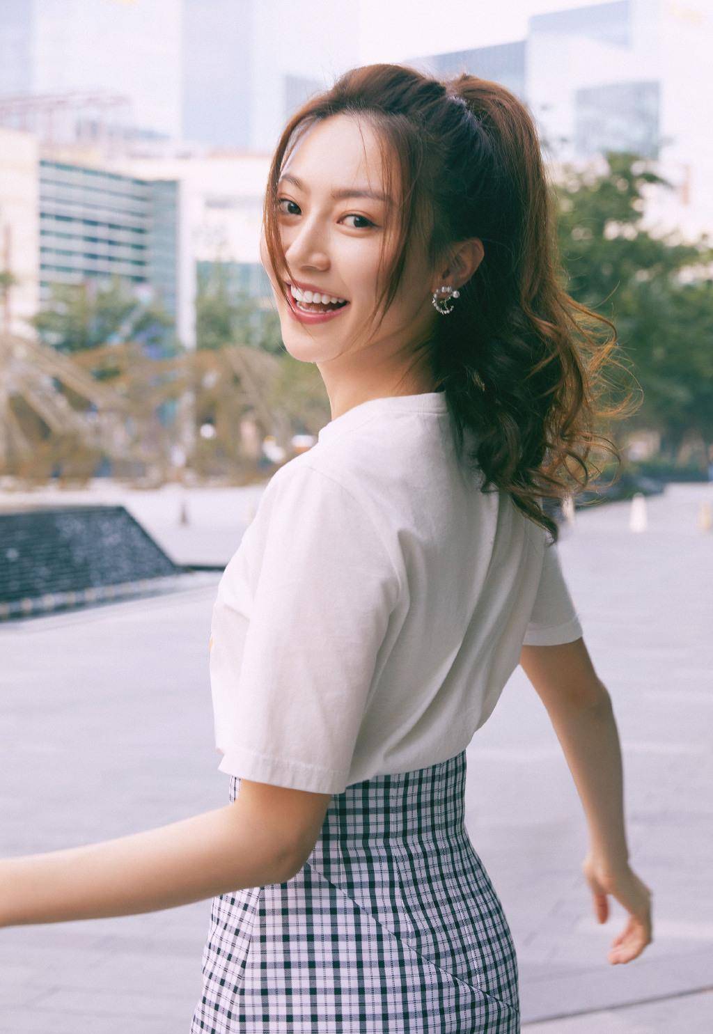 马尾|她签约杨幂公司已经长达10年，今穿T恤格纹裙，30岁依旧甜美