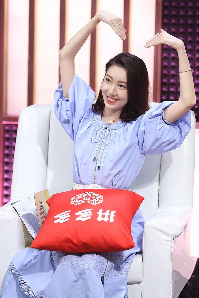 状态|高露奔四年纪状态好,穿蓝色连衣裙清纯可人,纤细身材不像两娃妈