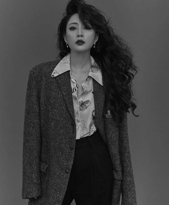 殷桃|被殷桃的身材酸到,穿露肩西装勒出小腰身,人到中年太养眼