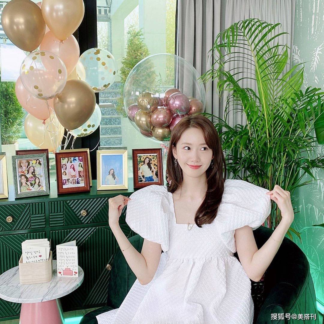 丝袜|林允儿Jennie撞衫，同款白色及膝裙，一个穿出了清纯感一个辣妹风