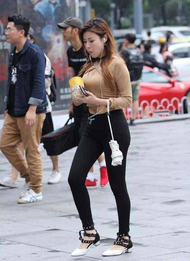 显得|黑色厚底休闲鞋搭配黑色牛仔打底裤,黑色耐看,养眼的搭配