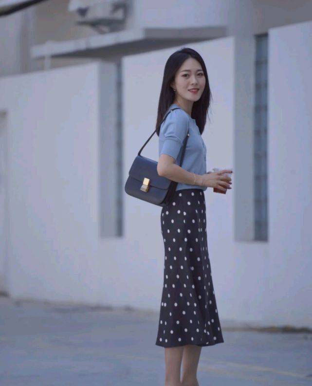 条纹|成熟女人的早秋穿搭如何搭配?可以选择简约款,呈现出优雅大方