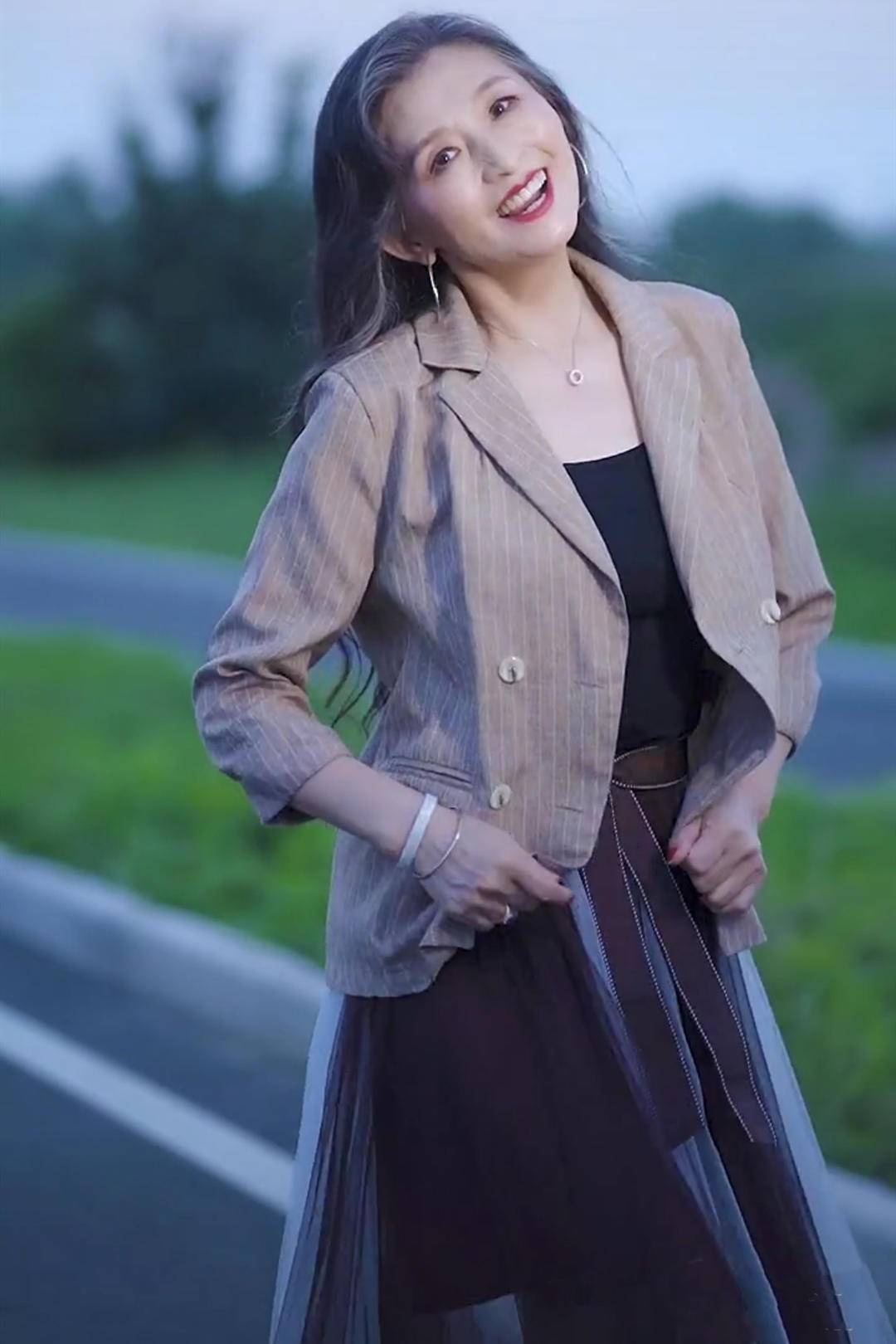 出现在眼前的这位姑妈,快70岁的年龄有着30岁的打扮和18岁的心态,她用