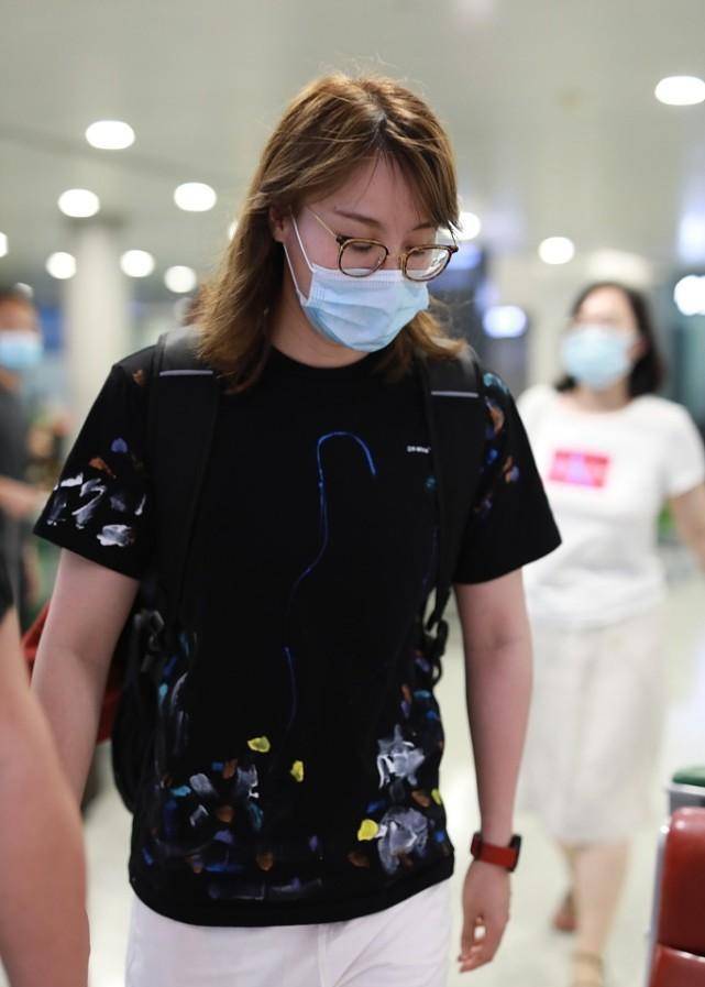 黑色|傅园慧真的是长大了，卷发造型看着太美了，少女感十足