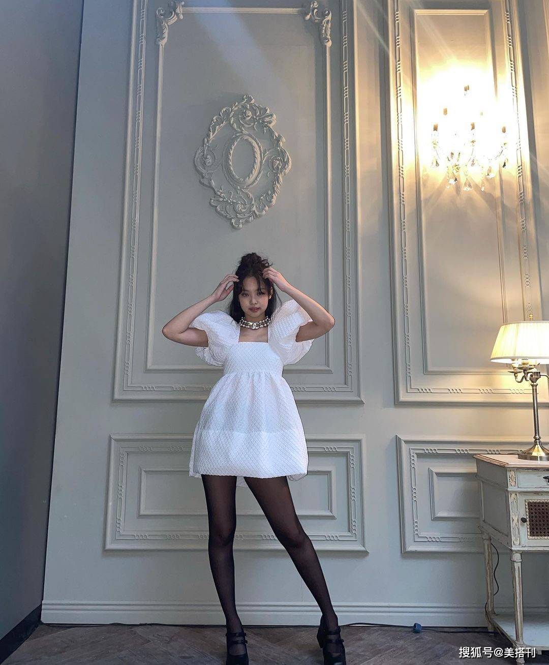 丝袜|林允儿Jennie撞衫，同款白色及膝裙，一个穿出了清纯感一个辣妹风