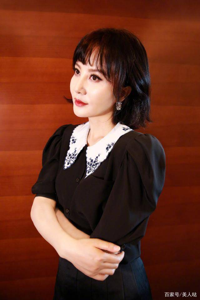 黑色|陶红终于剪掉十年长发,穿娃娃领配齐刘海短发,51岁嫩回31岁!