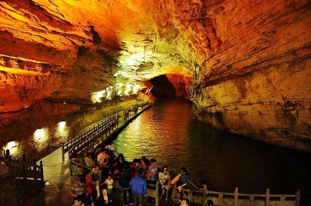 湖南“黄龙洞”景观奇特，被美国游客点名：真正的特色景观！
