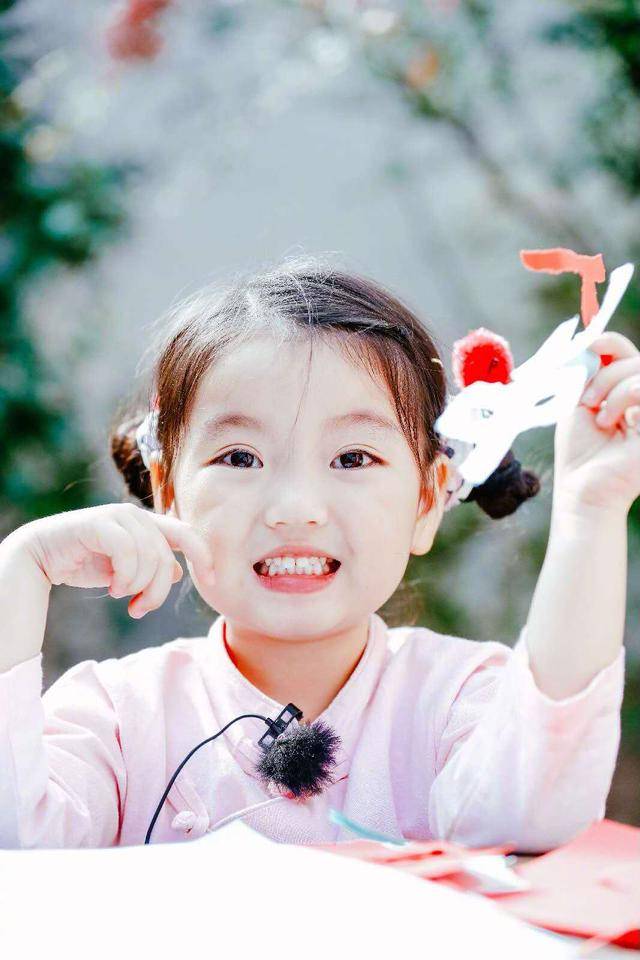 气息|阿拉蕾长成大姑娘！穿泳装在海边“淑女跑”，合影3岁妹妹像套娃