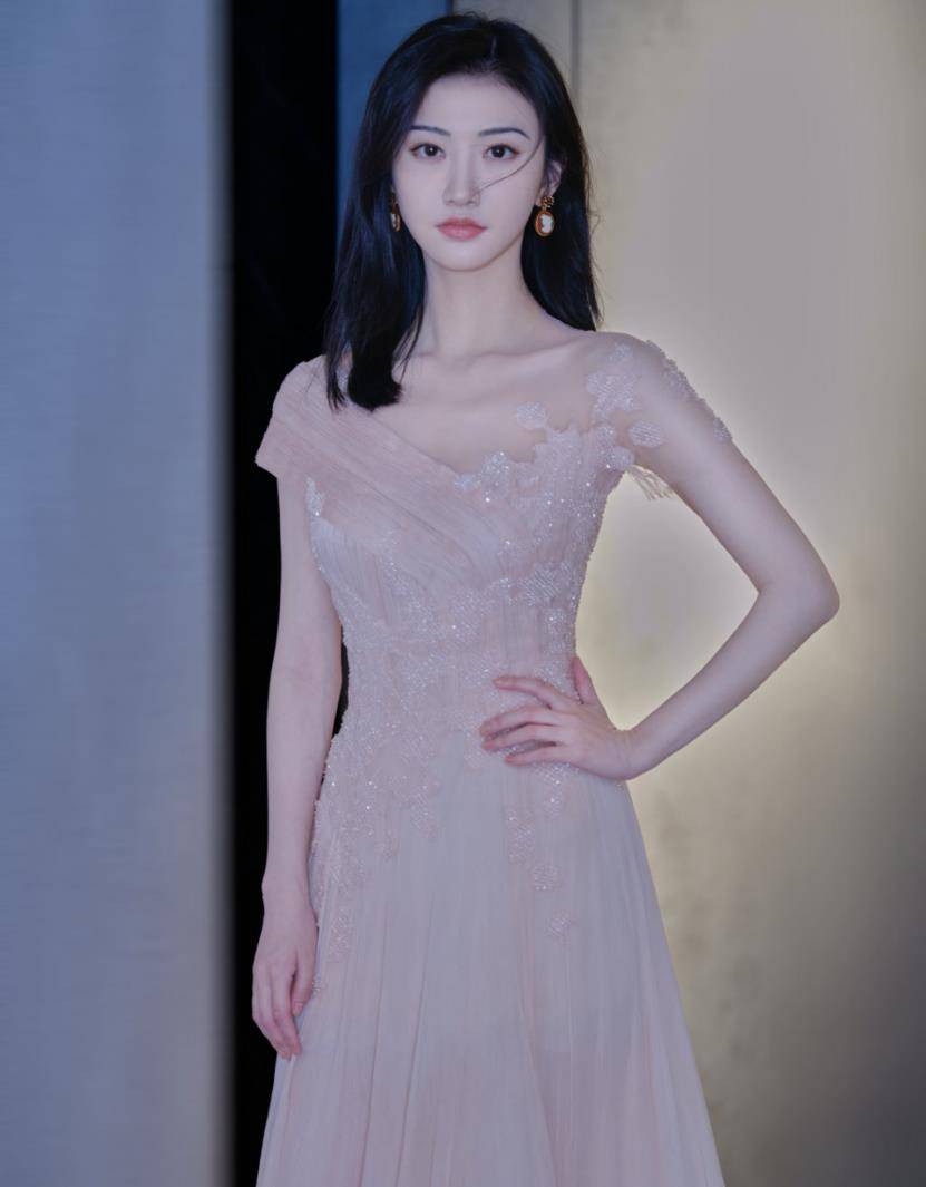 设计|难怪都说有气质的女人衣品不会太差!景甜这样穿搭,想难看都难